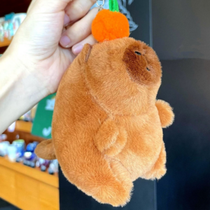 Brelok z capybara, dwa pierścionki