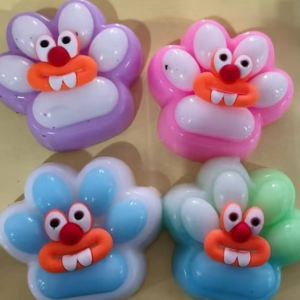 Ściskane łapki kota