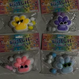 Ściskane łapki kota