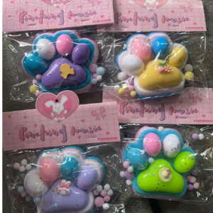 Ściskane łapki kota