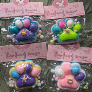 Ściskane łapki kota