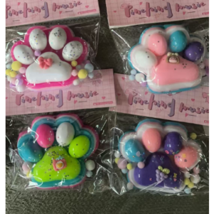 Ściskane łapki kota