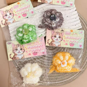 Ściskane łapki kota