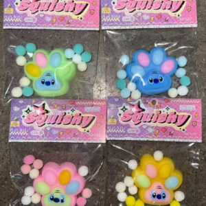 Ściskane łapki kota