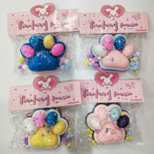 Ściskane łapki kota