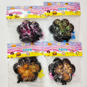 Ściskane łapki kota